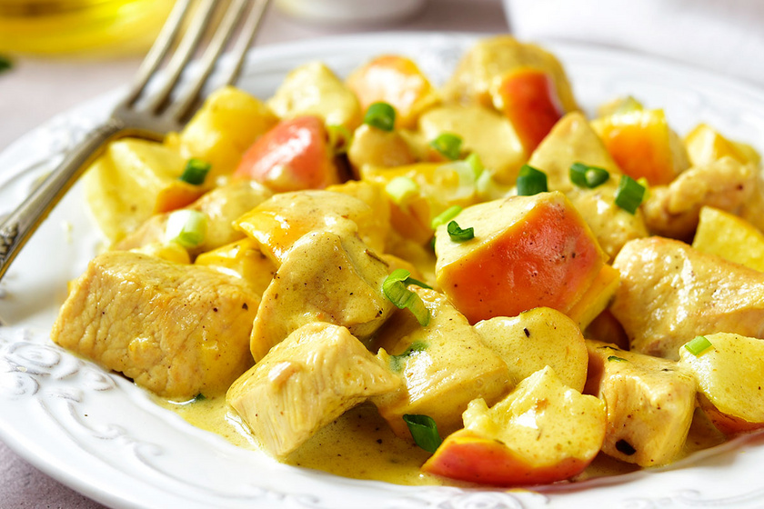 Fűszeres, almás csirkeragu: joghurt lágyítja a curry ízét