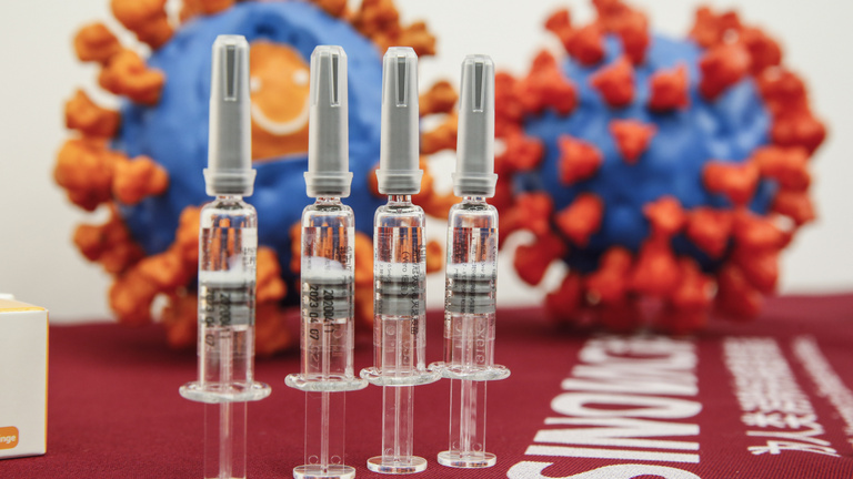 Kanadai kutatók: óvatosan az orosz és kínai a vakcinával