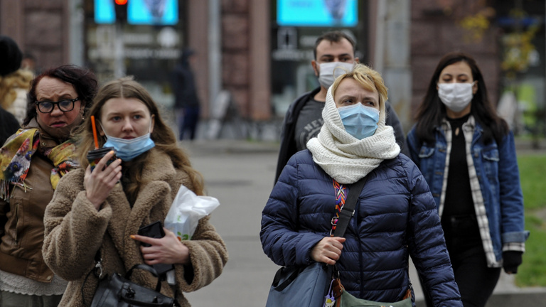 Ukrajnában nyolcezer felett az új fertőzöttek száma