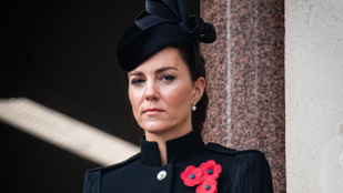 Kate Middleton huszárnak öltözött, Lady Dianáról eddig nem látott fotó került elő
