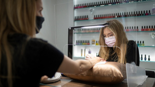 Felére esett a kozmetikusok forgalma a koronavírus-járvány miatt
