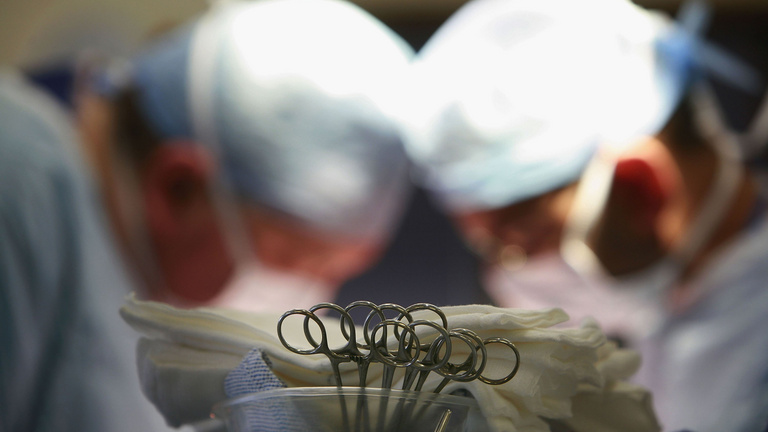 Több ezer tervezett műtét maradhat el a járvány miatt