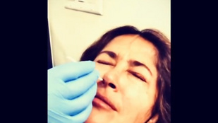 Salma Hayek posztolta az Instára, ahogy az orrában kotorásznak covidtesztkor