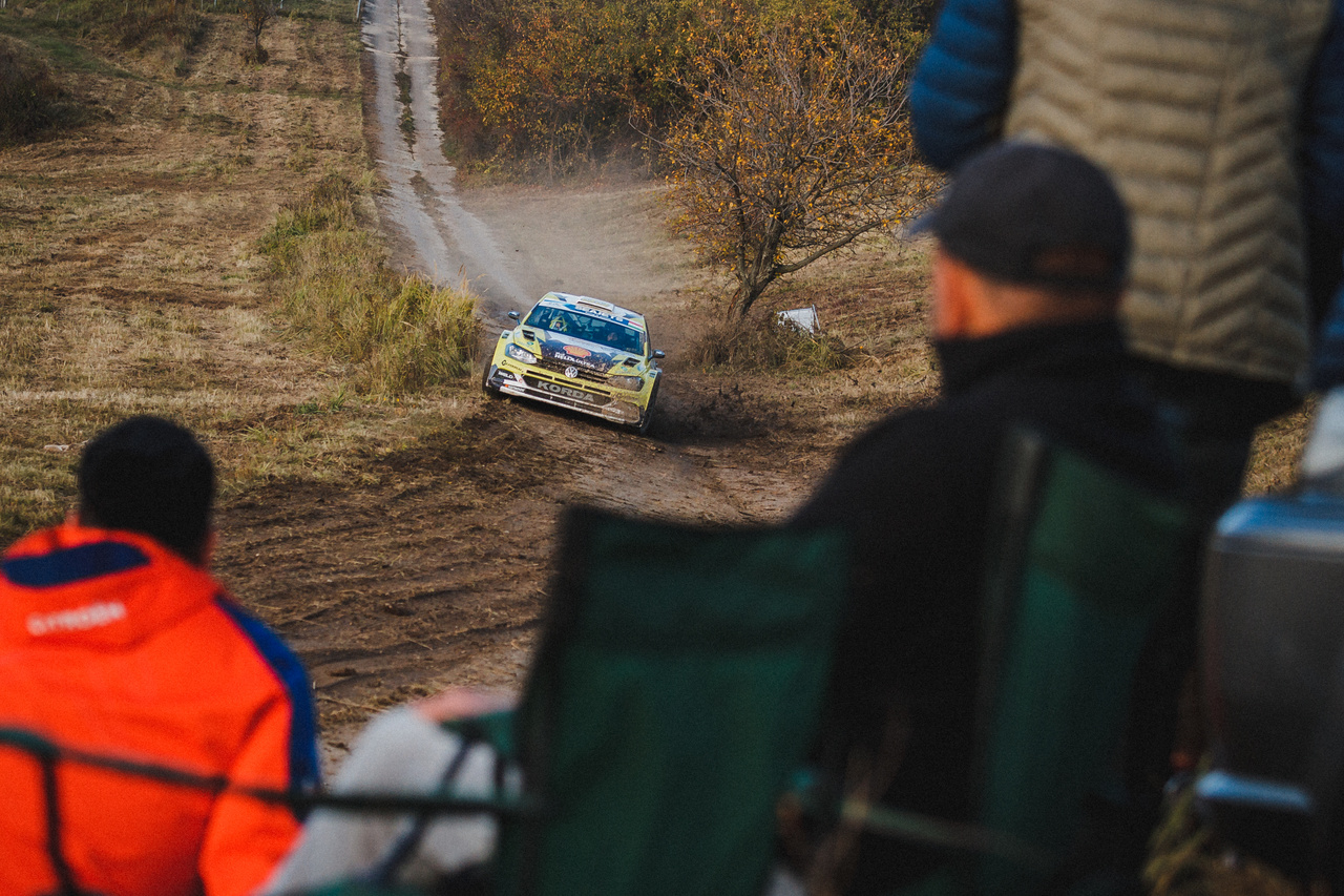 A tavalyi verseny győztese, Turán Frigyes nem tudta megismételni előző évi teljesítményét. Ez már a szombati első gyors után nyilvánvalóvá vált, mert egy defekt miatt rögtön három perc hátrányba kerültek. Innentől valószínűleg Friciék már kizárólag a magyar értékelésre koncentráltak, amiben végül sikerült a negyedik helyig autózni magukat. Miután az Országos Rally Bajnokság pontjait a szombat esti célban osztották, így a volkswagenes páros vasárnap már nem folytatta a küzdelmet