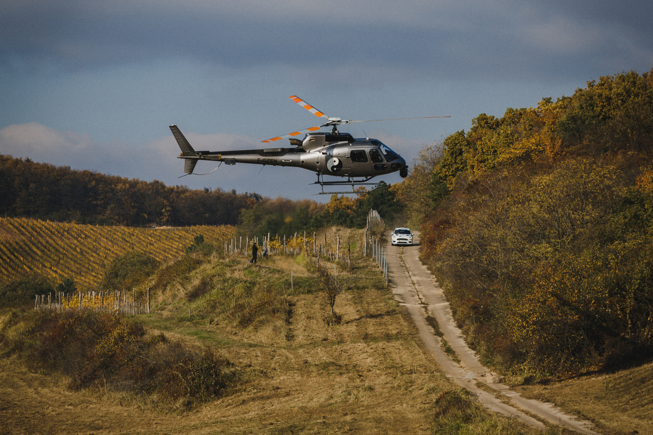Magyar versenyeken nagyon ritka látvány, az ERC futamain azonban állandó szereplő az Eurosport kameráját szállító helikopter. Bár sokszor még a versenyautók hangjait is elnyomja, általában a nézők legalább annyira várják, mint a versenyzőket. Egészen alacsonyan szállva, hosszan követi az autókat, manőverei néha még a ralisokénál is vadabbak. A gyönyörű novemberi idő kedvezett a helikopteres felvételeknek is, melyeken a legszebb arcát mutatta a mádi borvidék, ahol kétszer világosban és egyszer sötétben haladt át a mezőny