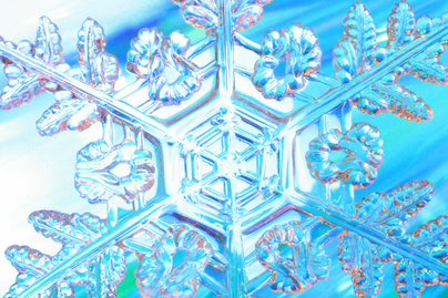 Hihetetlen, mennyire szépek a hópelyhek mikroszkóp alatt: nincs két egyforma a varázslatos alakzatokból