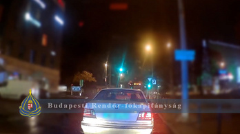 Videó: A rendőrök orra előtt driftelt egy BMW-s, gyalog ment haza