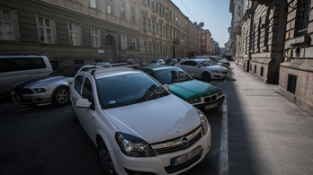 Tíz- vagy százmilliókat bukhatnak az önkormányzatok az ingyenes parkolás miatt