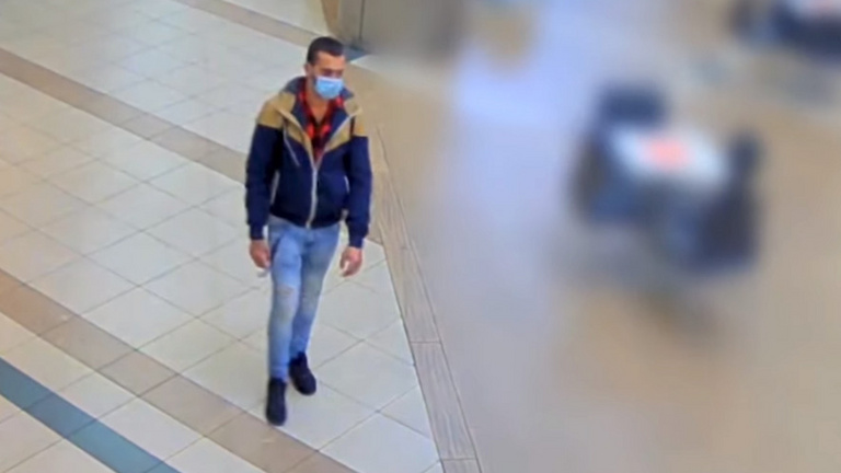 Videó: Autót akart lopni egy férfi a Westendben, végül bemászott az egyik csomagtartójába
