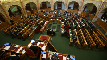 Szerdán tárgyalja az alaptörvény kilencedik módosítását a parlament