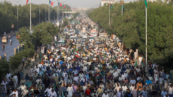 Pakisztánban összecsaptak a franciák ellen tüntető iszlamisták és a rendőrök
