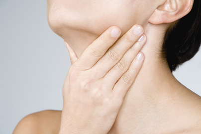 Így marad sokáig feszes és sima a nyak bőre: a C-vitaminos szérumok is sokat segítenek az öregedés késleltetésében