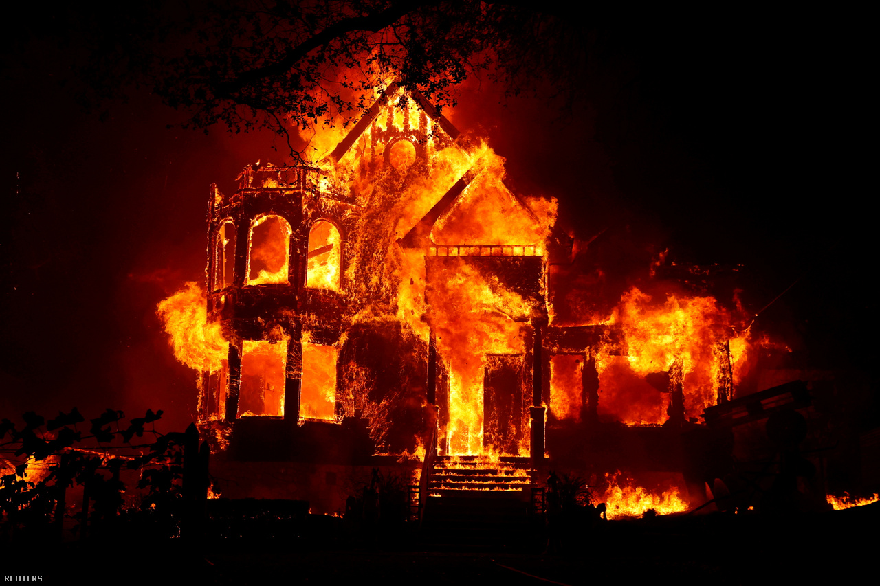 Lángoló ház a Kaliforniai St. Helenában, 2020. szeptember 27-én.