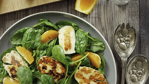 Gyors előételt keresel? Pimpeld ezt a halloumi-narancs salátát mézeskalácsfűszerekkel!