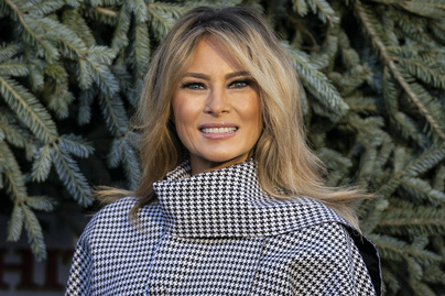 Melania Trump fekete-fehér mintás kabátban várta a Fehér Ház karácsonyfáját: nagyon csinos volt  a first lady