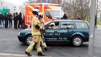 Autó hajtott bele Angela Merkel hivatalának kapujába