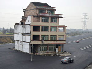 Körbeaszfaltoztak egy házat Kínában