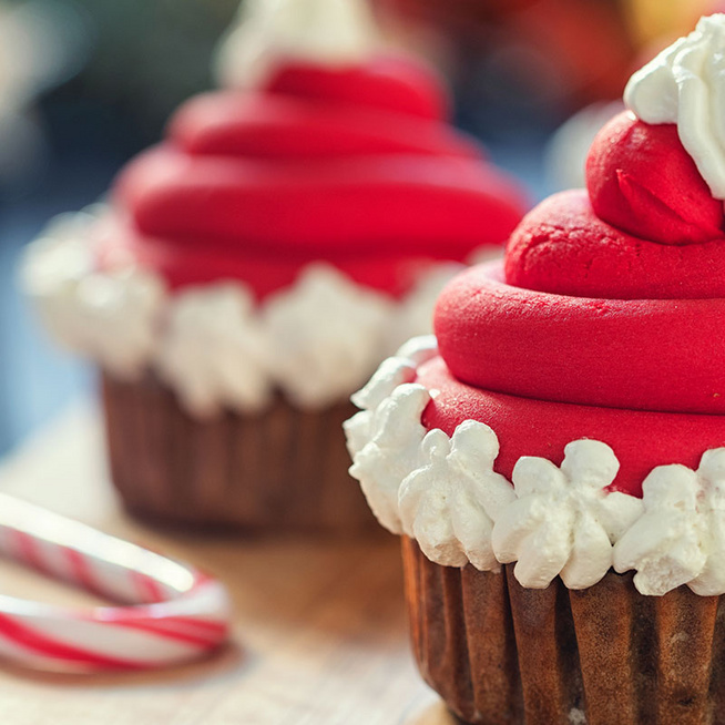 Gyönyörű cupcake Mikulásra - Vajkrémből készül a cuki sapka