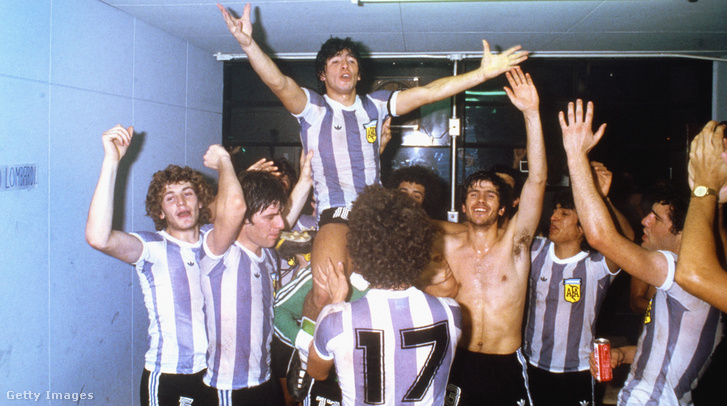 Csapatkapitányként ünnepli Argentína győzelmét Oroszország elleni serdülő világbajnokságon 1979. szeptember 7-én Japánban