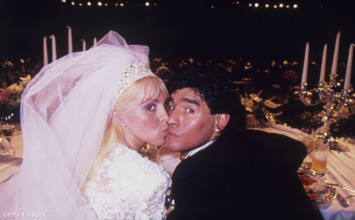 Diego Maradona és felesége Claudia Villafañe esküvőjükön Luna Park Stadiumban Buenos Airesben 1989. november 7-én