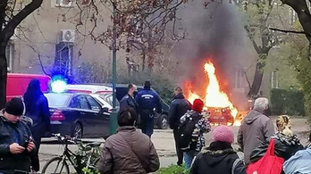 Hatalmas lángokkal kiégett egy autó Dunaújvárosban