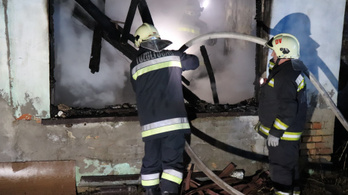 Lángolt egy családi ház Nagykónyiban, egy gázpalack is felrobbant