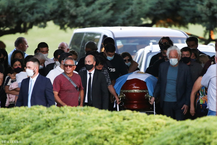 Családtagok Diego Maradona koporsójánál a temetőben 2020. november 26-án