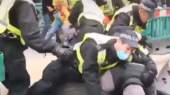 Tüntetnek Londonban a koronavírus elleni korlátozások miatt, 155 embert már őrizetbe vettek
