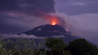Indonéziában emberek ezreit menekítettek ki egy vulkán miatt