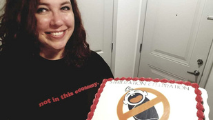 Ez a nő annyira örül, hogy elköttette a petevezetékét, hogy tortával ünnepli az évfordulót