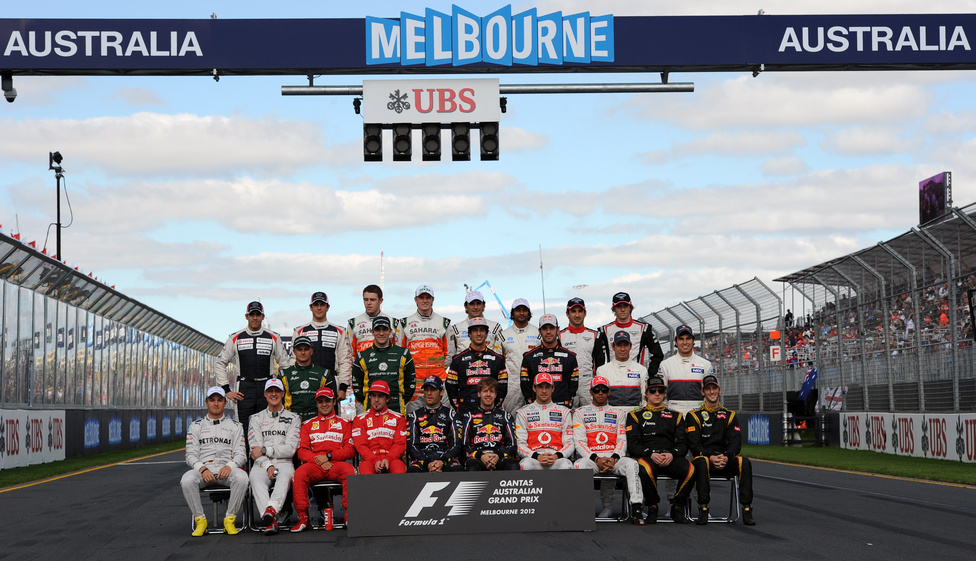 A 2012-es szezon huszonnégy versenyzője a szezonnyitó Ausztál Nagydíj előtt készített csoportképen. Az évadot címvédőként a kétszeres világbajnok Sebastian Vettel kezdte. 