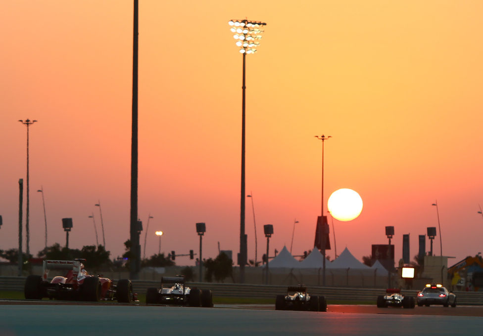 Abu-Dzabiban, az év egyik legizgalmasabb versenyén a biztonsági autót kétszer is beküldték balesetek miatt. A villanyfényes futamot végül Kimi Raikkönen nyerte meg a Lotusszal, Alonso a második lett, és csak három pontot tudott hozni Vettelen. 