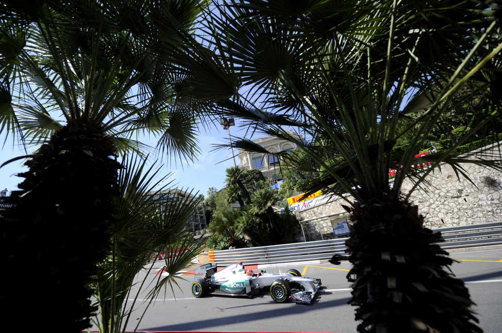 A klasszikus monacói versenyt a Red Bull-versenyző Mark Webber mindössze fél másodperccel nyerte meg a mercedeses Nico Rosberg előtt. Minden idők egyik legszorosabb futamán az első öt versenyző öt másodpercen belül ért célba. 