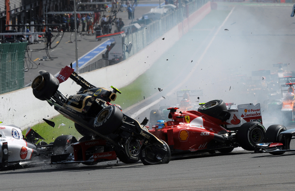 A Lotus versenyzője, Romain Grosjean hatalmas balesetet okozott a Belga Nagydíj rajtja után. Hamiltonnal ütközött, majd Alonsót és Perezt is kiütötték a versenyből. A pilótát megbüntették, az olasz futamról eltiltották. 