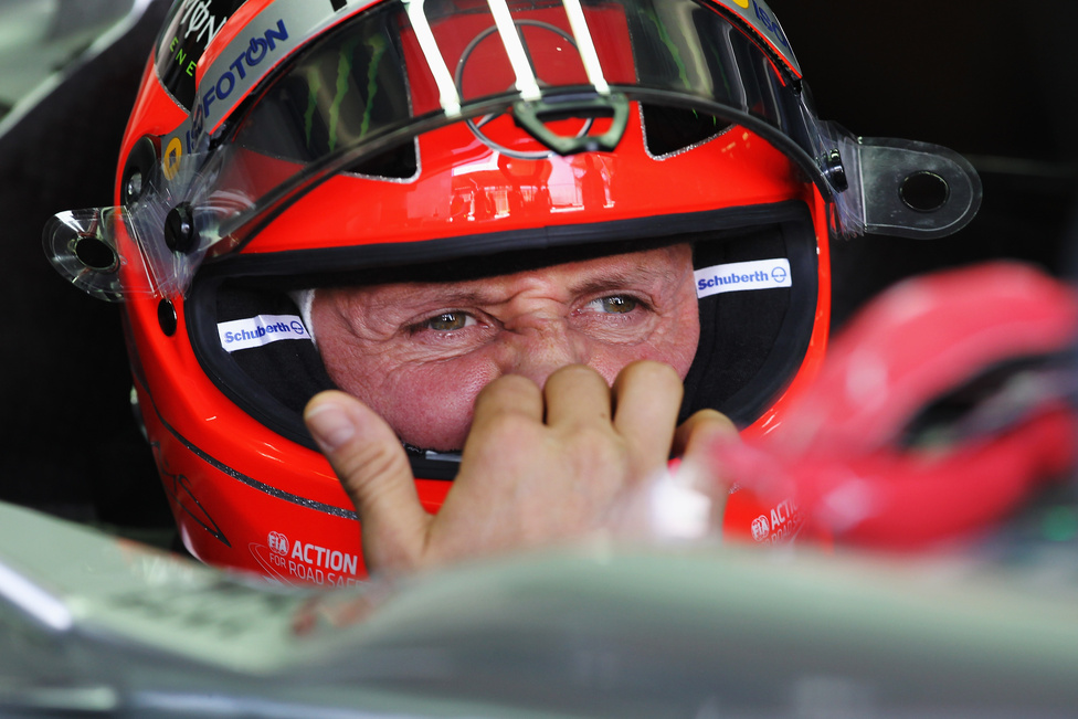 Michael Schumacher készülődik a Brazil Nagydíj szabadedzésén. A német pilóta pályafutása utolsó versenyét futotta a szezonzárón, az év végén másodszor is visszavonul. Az esős futamon a hetedik, pontszerző helyen ért célba. 