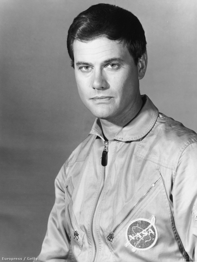 A kép 1967 körül készült az NBC csatorna promóciós céljaira. NASA-egyenruhát visel az "I dream of Jenny" című sorozatban Tony Nelson őrnagyot játszotta