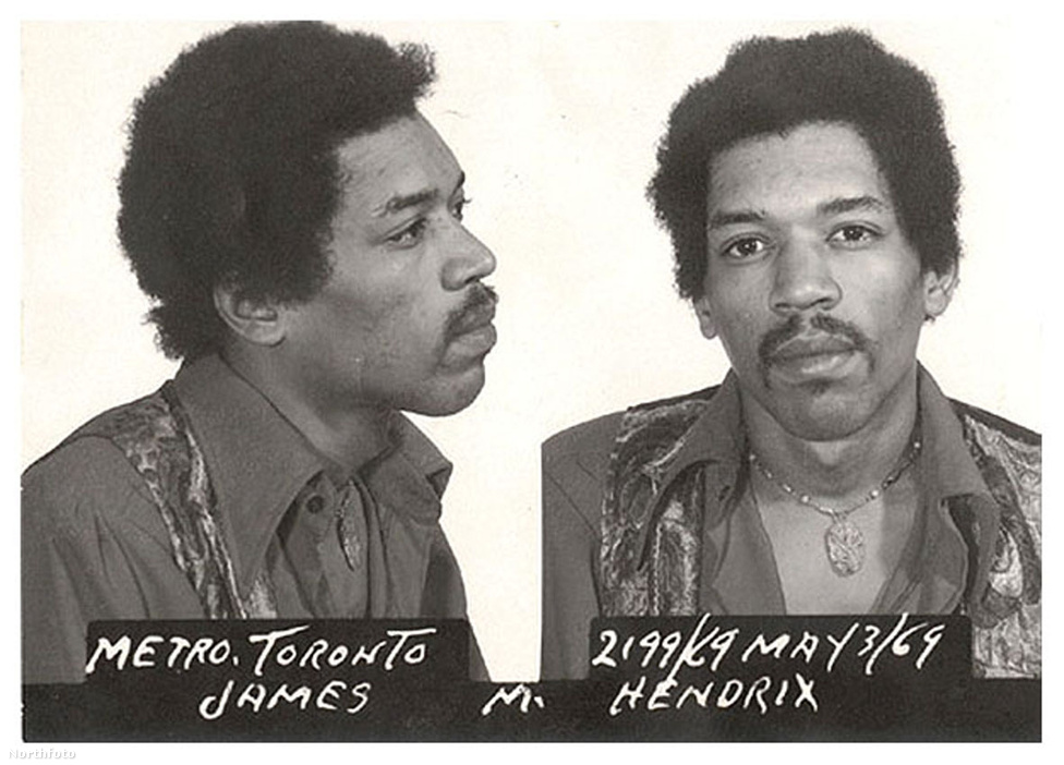Hendrixnek nem csak a fiatalkori autólopás miatt gyűlt meg a baja a hatóságokkal. Sikeres zenészként a kor szokásainak megfelelően mélyre merült a drogokban is. A kép is egy kanadai letartóztatás után készült, ahol heroint és hasist találtak a gitáros bőröndjében a határőrök. Hendrix úgy védekezett, hogy egy rajongó csúsztatta a drogokat a cuccai közé. Később fel is mentették a vádak alól.