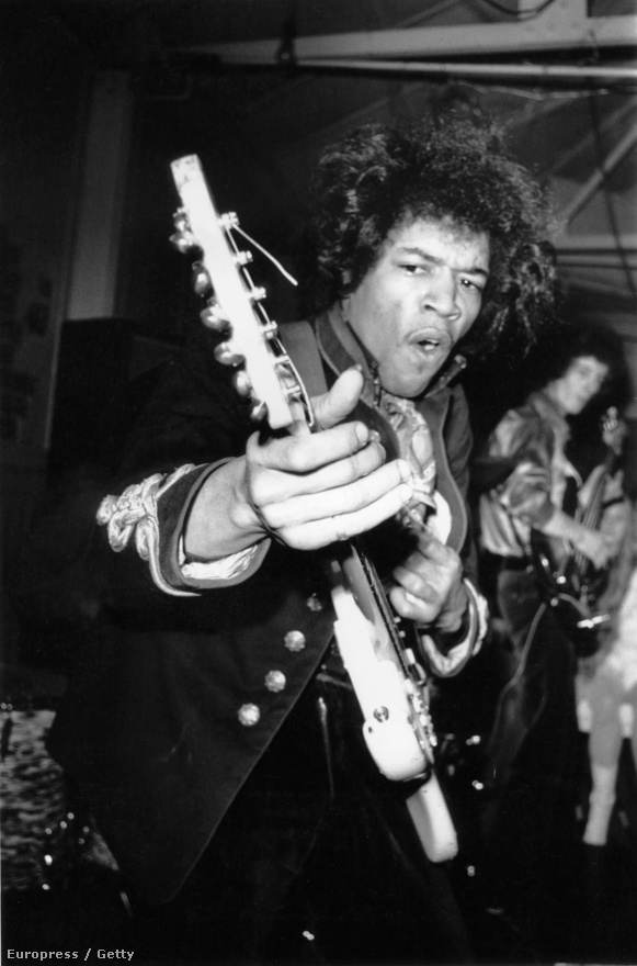 Jimi Hendrix koncerten 1970-ben. Bármilyen hihetetlen, de a szakmában sokan nem tartják technikailag jó gitárosnak Jimi Hendrixet, az ötleteit viszont mindenki elismeri.