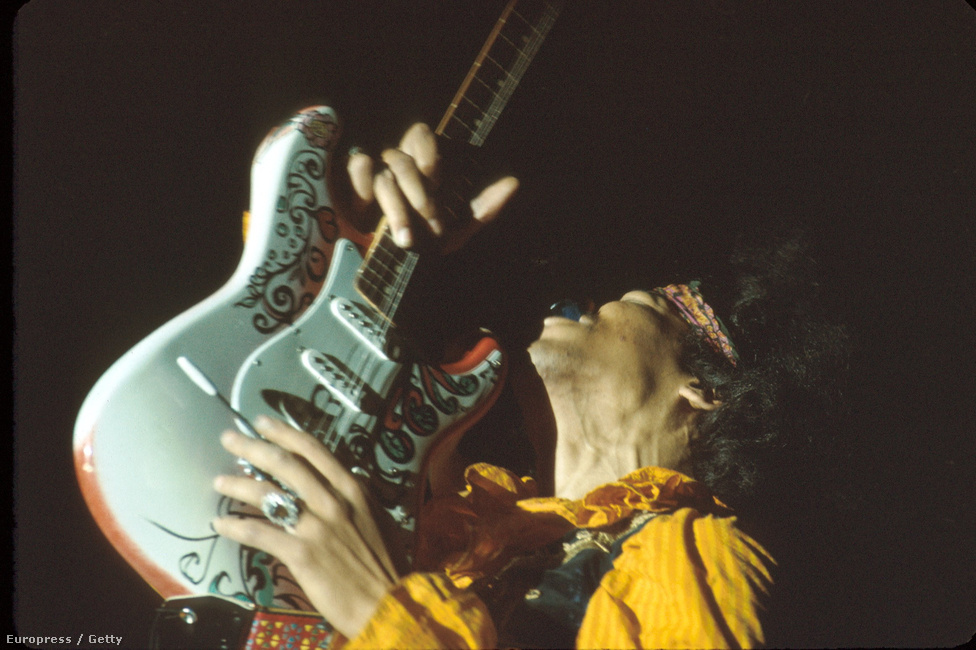 Hendrix és a legendás jobbkezes, de balkezesre, tehát fordítva húrozott gitárja.