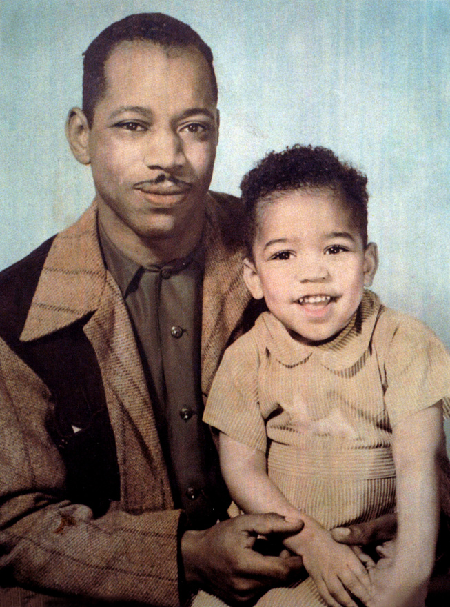 Al Hendrix és fia, a hároméves James Marshall Hendrix 1945-ben. A gitáros Johnny Allen Hendrix néven született 1942. november 27-én. A nevét a világháborúból hazatérő apja változtatta meg elhunyt testvére, Leon Marshall tiszteletére. A Jimi becenevet viszont csak 1966-tól kezdte használni.