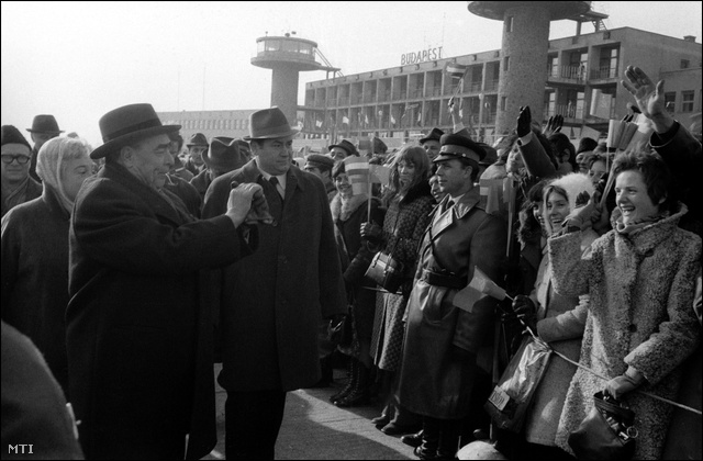 1972. november 27-én Leonyid Iljics Brezsnyev, a Szovjetunió Kommunista Pártja Központi Bizottságának főtitkára, a Legfelsőbb Tanács elnökségének tagja üdvözli a budapestieket a Ferihegyi repülőtéren, ahol ünnepélyesen fogadták a Budapestre érkező szovjet párt- és kormányküldöttséget. A Népszabadság nem számolt be arról, hogy Brezsnyev korábban a tököli szovjet katonai repülőtéren landolt, és egyeztetett Kádárral.