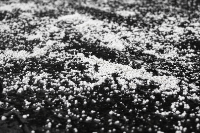 Miért nem szabad sózni a csúszósra fagyott járdát? Akár csőtörést is okozhat, de nem ez az egyetlen veszélye