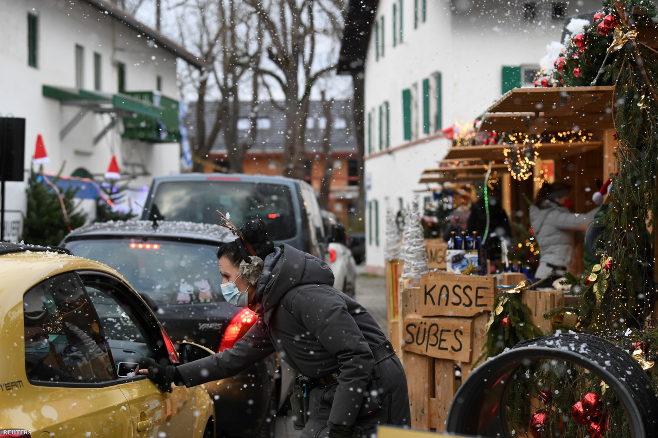 München hangulatos karácsonyi vásárai mellőzik idén a meghitt, egymásba kapaszkodós, forralt boros ácsorgásokat. Az eladó itt épp egy vevő kiszolgálásához lát hozzá.