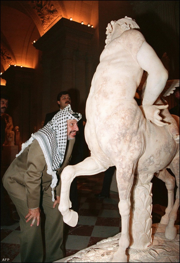 Arafat és egy kentaur találkozása a párizsi Louvre-ben 1989-ben.
