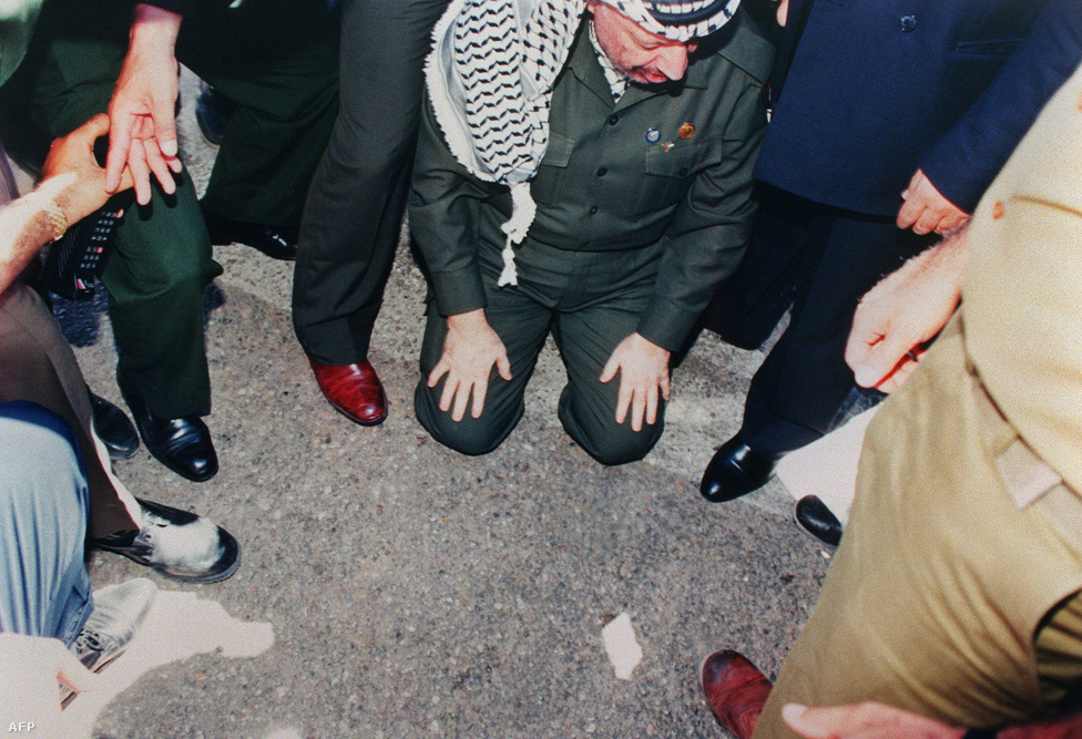 Miután egy évig tartó intenzív tárgyalások eredményeként 1993. szeptemberében, az oslói egyezmény keretében a PFSZ kinyilvánította Izrael jogát a békéhez és biztonsághoz, valamint elkötelezte magát a konfliktus békés rendezése és a Palesztin Nemzeti Hatóság felállítása mellett. Arafat 1994. július elsején Egyiptomból érkezve érinthette a Jerikóval együtt autonómmá vált Gázai övezet földjét.
