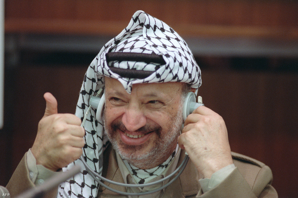 1988-ban az Európai Parlament ülésén Strasbourgban.
                        A nyolcvanas évekre látványos változás ment végbe Arafat politikájában: elismerte Izrael állam jogát a békében és biztonságban való élethez, valamint elítélte a terrorizmus minden formáját. 