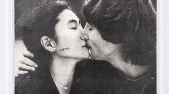 Elárverezik John Lennon utolsó szignózott lemezét