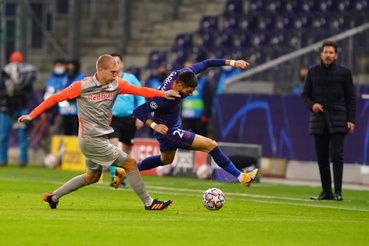 Rasmus Kristensen, a Salzburg játékosa támadja meg Yannick Carrascót az Atletico Madrid elleni mérkőzésen