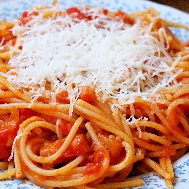 Szaftos, paradicsomos spagetti pirított szalonnával - Hagyományos olasz recept alapján