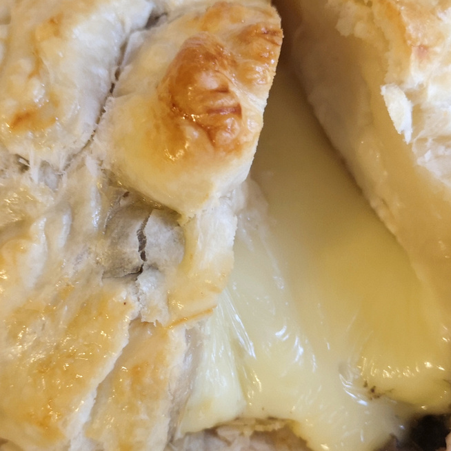 Krémesre sült camembert leveles tésztába bújtatva – Wellington módra készül a sajt